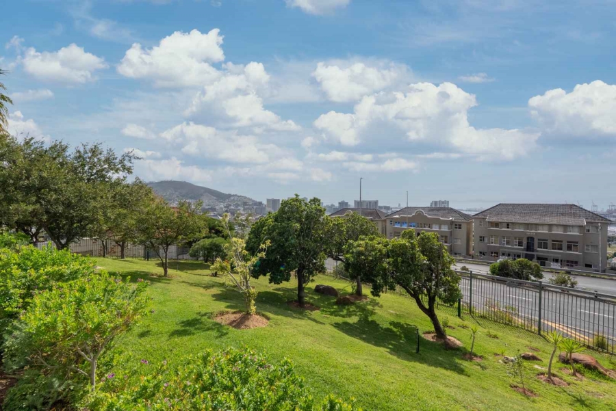 1 Bedroom Property for Sale in Vredehoek Western Cape